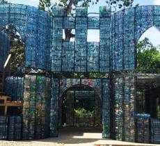 A Panama il primo villaggio al mondo costruito con un milione di bottiglie di plastica_alt tag
