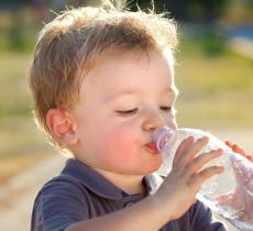 Il decalogo dell’idratazione per in bambini
