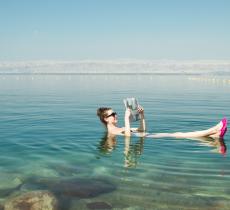 Perché nel Mar Morto si galleggia più facilmente? - In a Bottle 