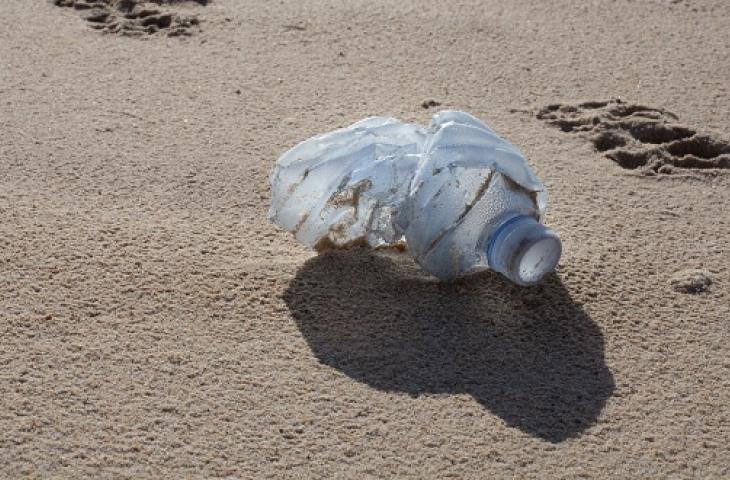 La raccolta differenziata si fa anche al mare