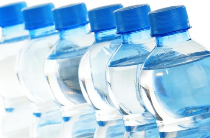 Sicurezza e qualità: sfatati i falsi miti dell'acqua in bottiglia