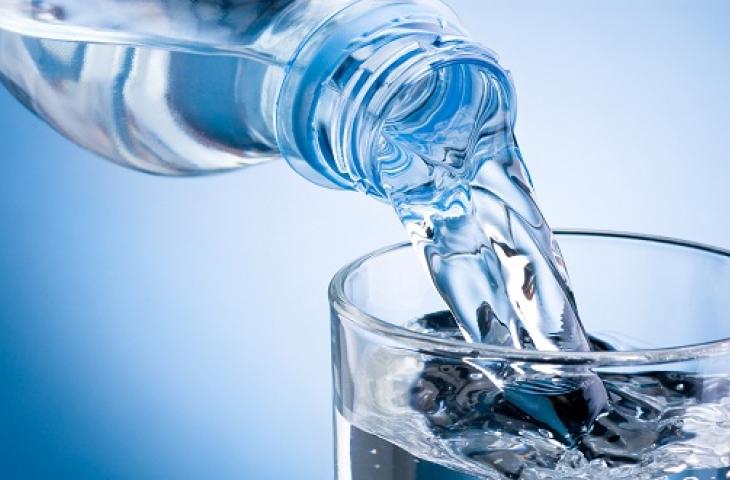 Il 60% degli inglesi beve solo un bicchiere d'acqua al giorno