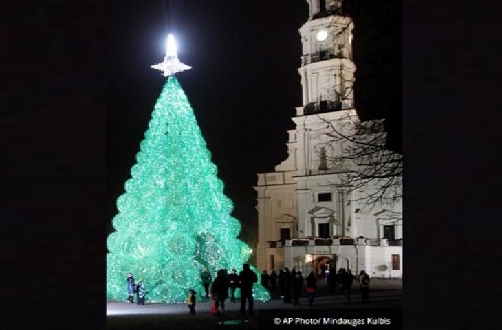 A Mosca l'albero di Natale fatto con bottiglie di plastica