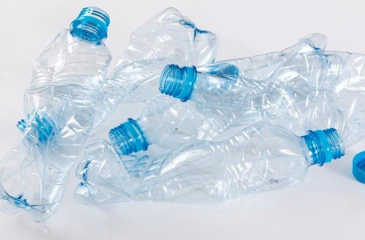 Come trasformare le bottiglie di plastica in fogli di carta impermeabili