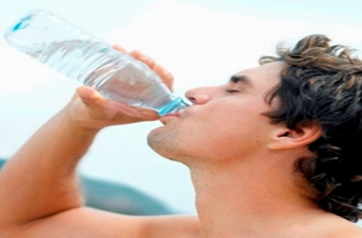 Una corretta idratazione aiuta a vincere la calura estiva