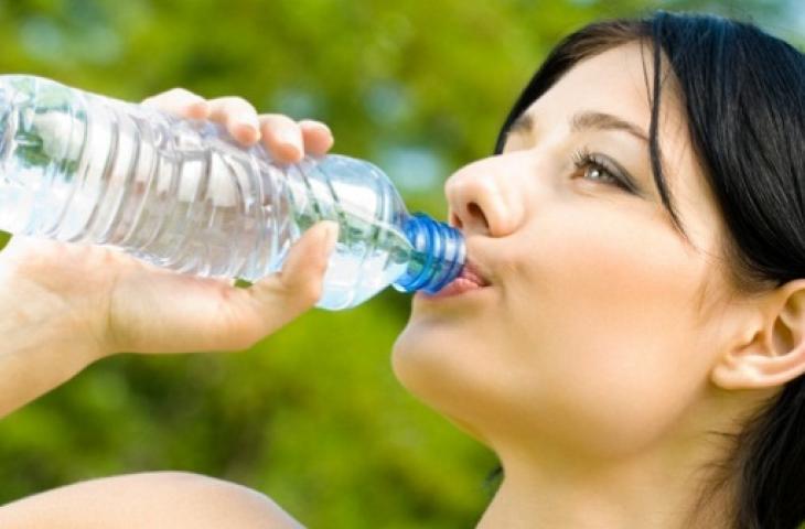 L'acqua minerale aiuta nella prevenzione dei calcoli renali