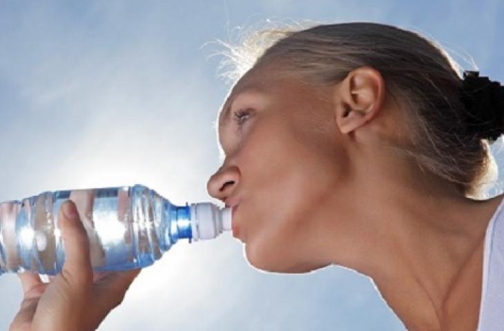Italiani bocciati in idratazione. Bevono meno di un litro al giorno