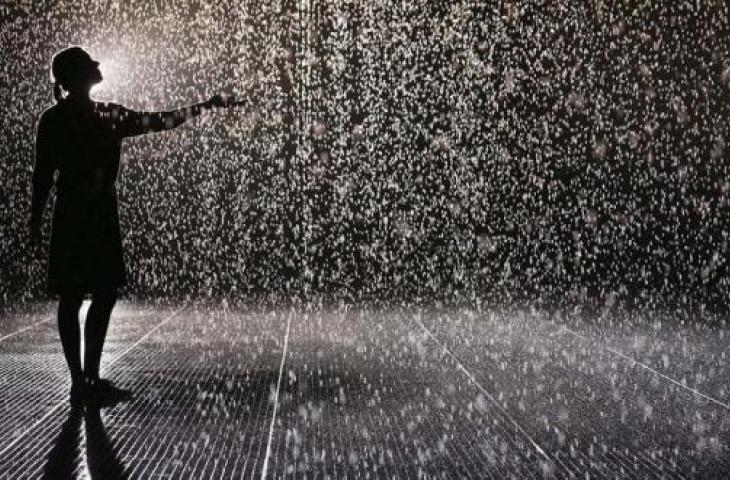 Arriva la "Rain Room" per vivere (sorpresi) l'esperienza della pioggia