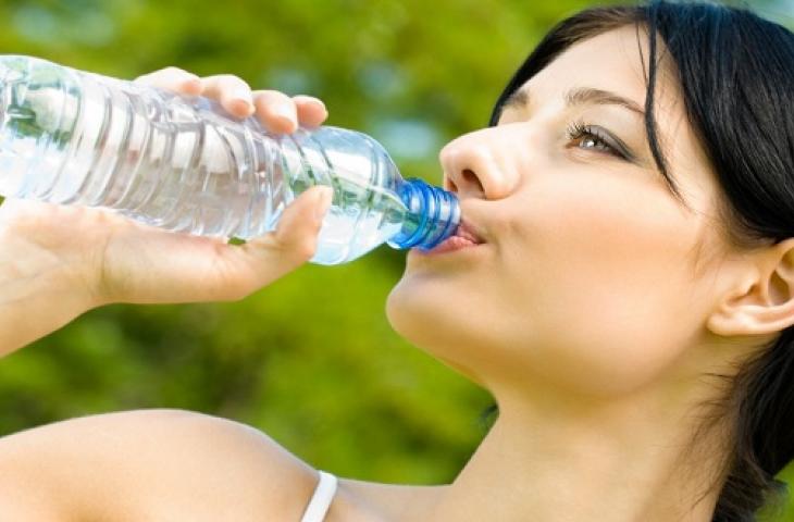 Otto buone ragioni per bere 8 bicchieri di acqua al giorno