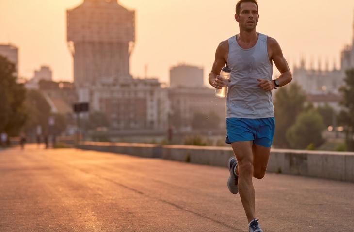 Allenarsi all'alba o al tramonto la guida all'idratazione strategica per i runner estivi