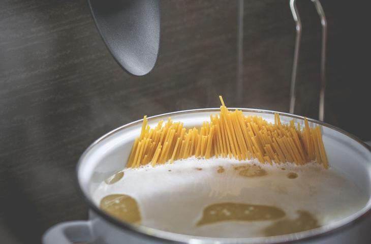 Cottura passiva: i vantaggi di cuocere la pasta a fuoco spento