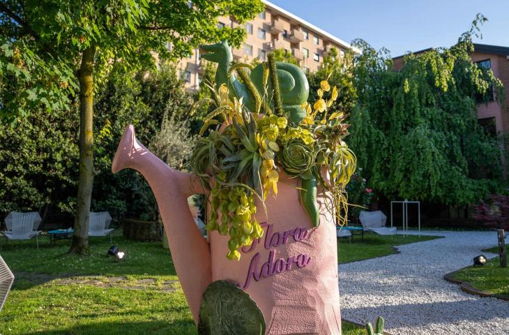 “Flora adora exhibition”: la mostra che celebra l’importanza degli impollinatori 