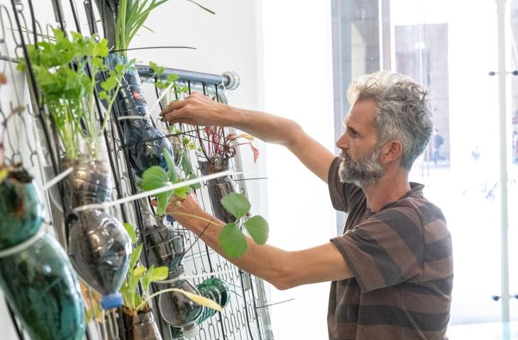 Eugenio Tibaldi, l’artista che racconta la connessione tra l’arte e l’acqua