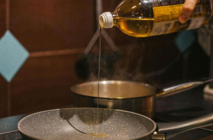 Dove buttare l’olio esausto