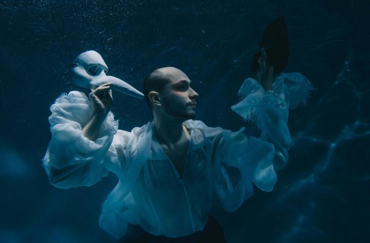 Acqua e teatro: quando l’elemento liquido diventa scena e simbolo