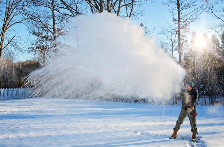 Quando il caldo corre verso il gelo: il paradosso dell’effetto Mpemba