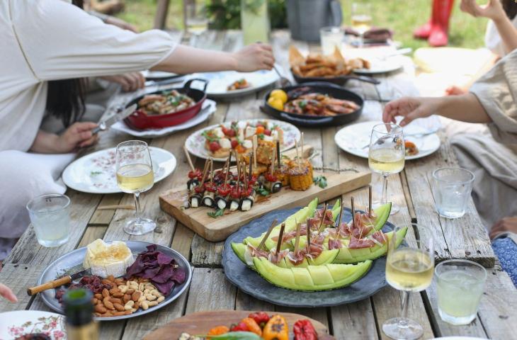 Giornata Mondiale dell’Amicizia, spizzicare insieme fortifica le relazioni