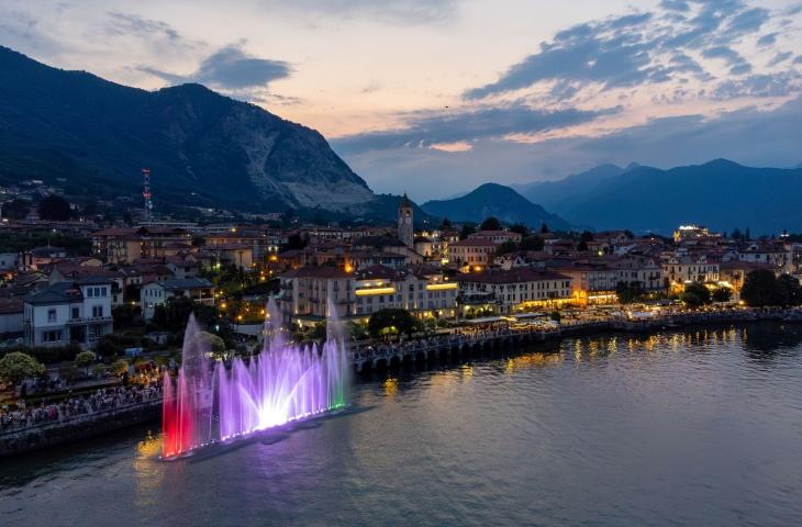 Sul Lago Maggiore le fontane luminose illuminano l’estate