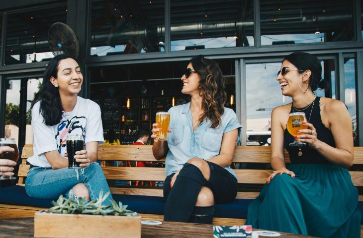 Connessioni vere senza wi-fi: così 1 italiano su 2 immagina la socialità estiva