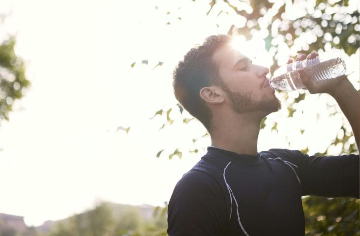 Idratazione e performance: differenze tra chi pratica sport e chi conduce una vita sedentaria