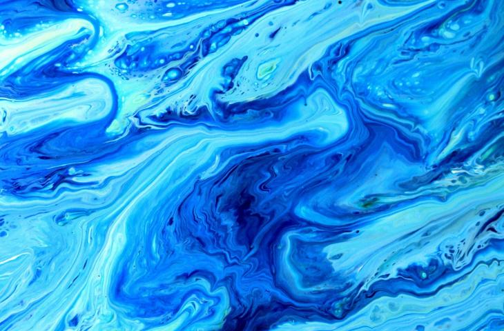 Acqua e creatività: il design liquido che ispira moda e architettura