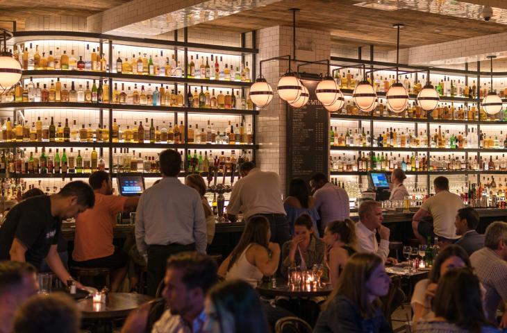 L’aperitivo è un must per oltre 4 italiani su 10: ecco la top 10 degli argomenti più chiacchierati