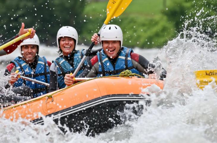 Acqua e sport tutto l’anno: canoa, canottaggio, vela e SUP come nuove frontiere sportive in Italia