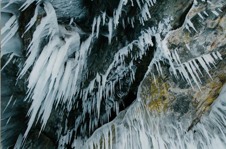 Le sculture di ghiaccio della natura: il fascino delle stalattiti