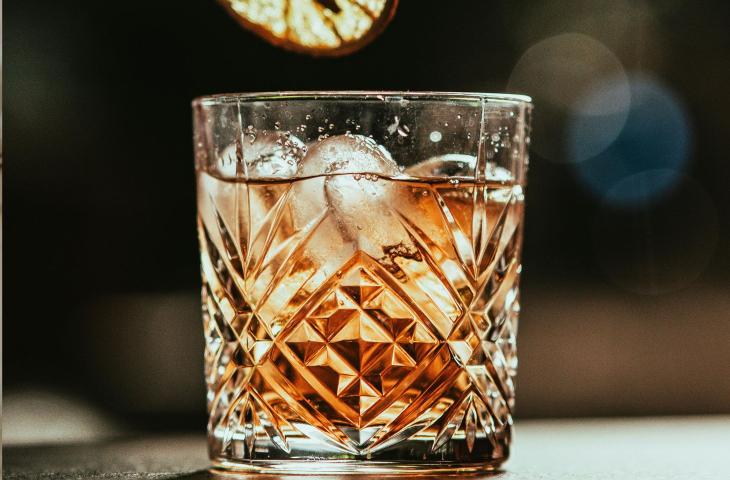 L’arte del ghiaccio perfetto: forme, tecniche e perché cambiano il gusto di un drink