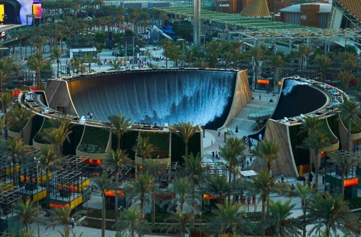 Expo Dubai: le cascate di acqua e luci incantano i visitatori