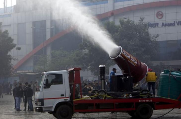 In India cannoni antismog sparano acqua per abbassare l’inquinamento