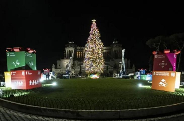 Acceso a Roma l’albero di Natale della sostenibilità
