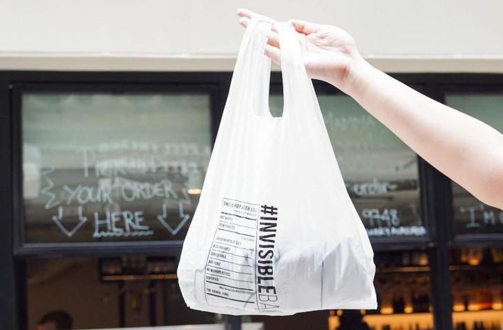 Invisible Bag, arriva il sacchetto ecologico che si scioglie in acqua