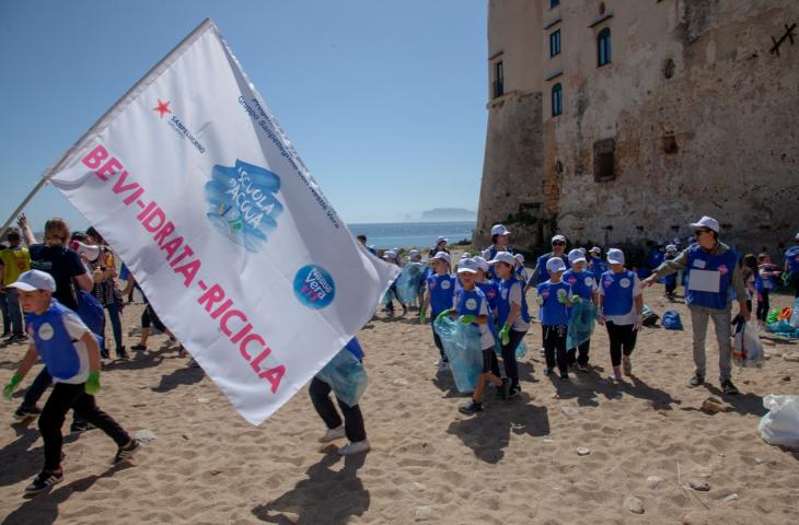 “A scuola di Acqua”, i bambini delle scuole di Palermo scoprono l’importanza di ripulire le spiagge - In a Bottle