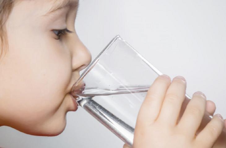 Rientro a scuola, l’importanza di bere acqua per gli studenti 