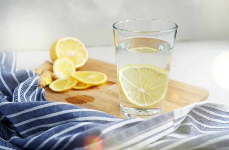 I benefici derivanti dal bere acqua e limone