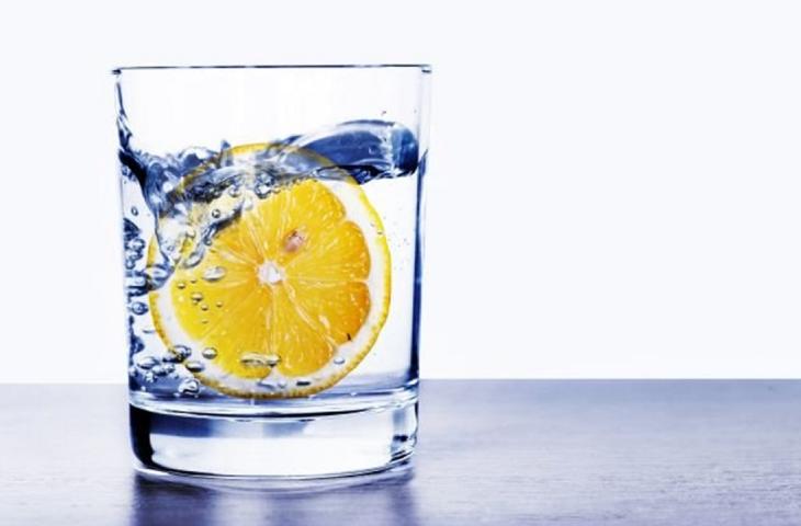 I 4 benefici di un bicchiere d’acqua e limone al mattino