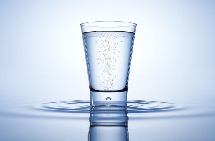 Acqua frizzante e acqua liscia: i miti da sfatare