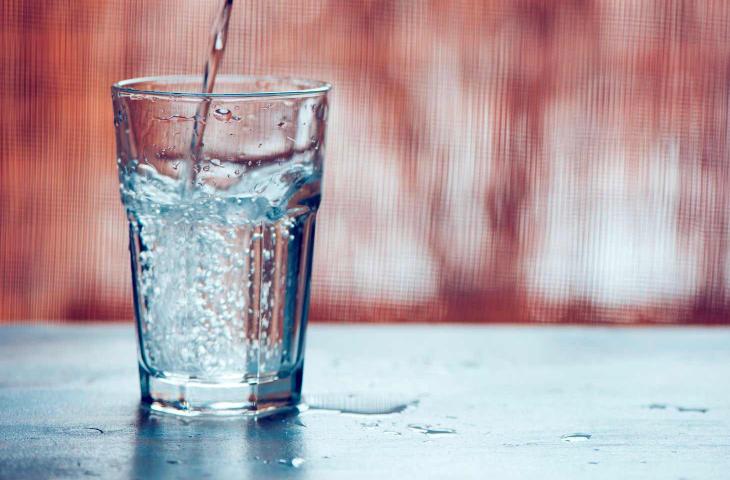 Acqua frizzante può aiutare ad idratarsi dopo i cenoni natalizi