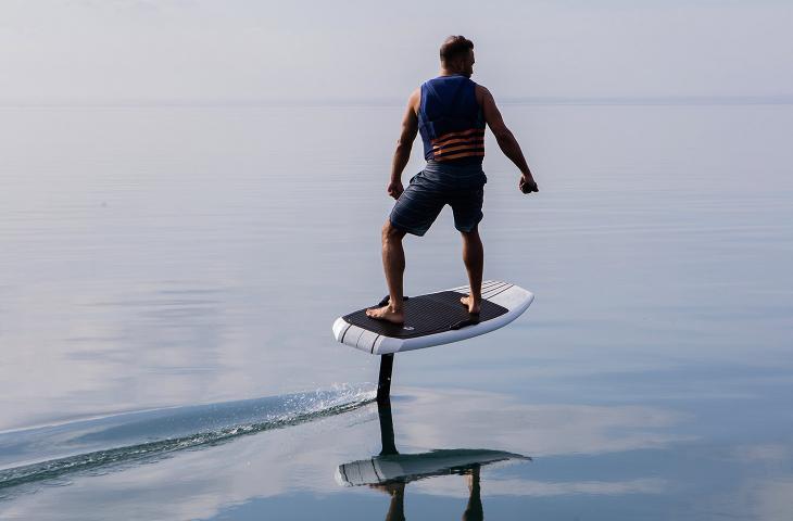 Volare sull’acqua? È possibile grazie ai surf elettrici - In a Bottle