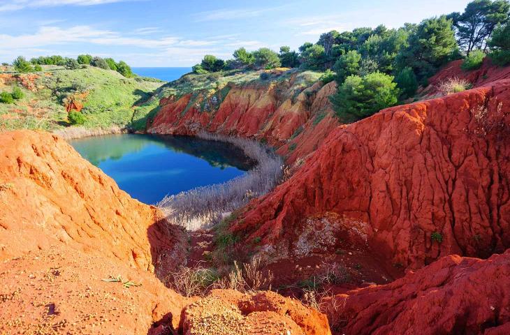 Lago di Bauxite in Salento: lo spettacolo del lago rosso di Otranto
