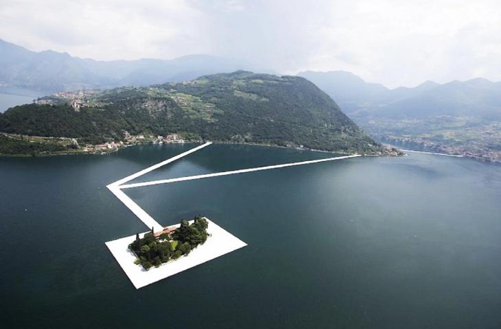 Lago d’Iseo: si inaugura l’opera d’arte galleggiante di Christo Yavchev
