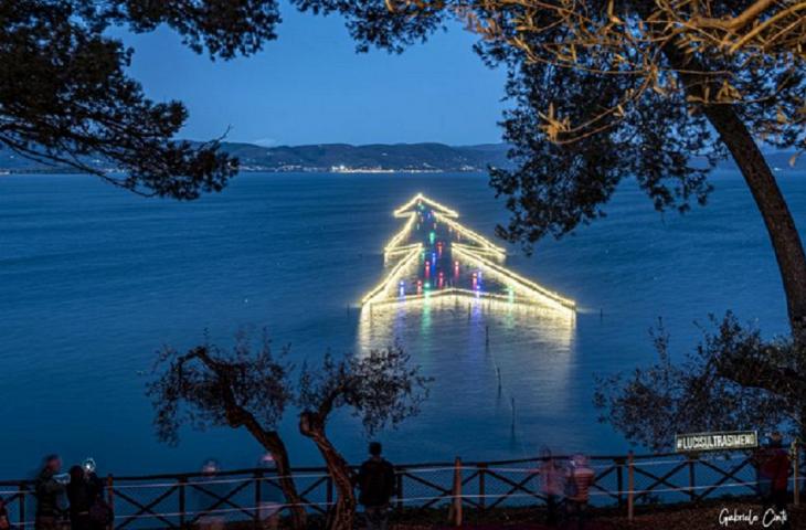 L’albero di Natale più grande al mondo sull’acqua? È stato realizzato in Italia