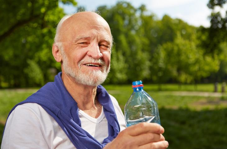 Anziani e idratazione: perché non sentono lo stimolo della sete 