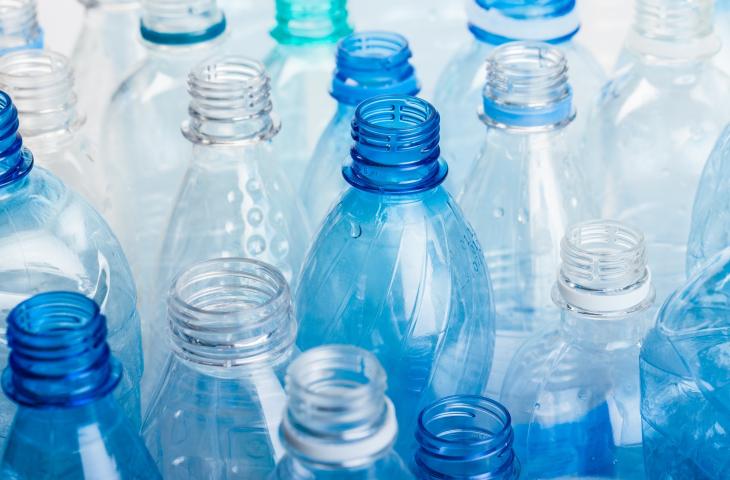 Riciclo Plastica in California: Approvata Nuova Legge sul Packaging – In a Bottle