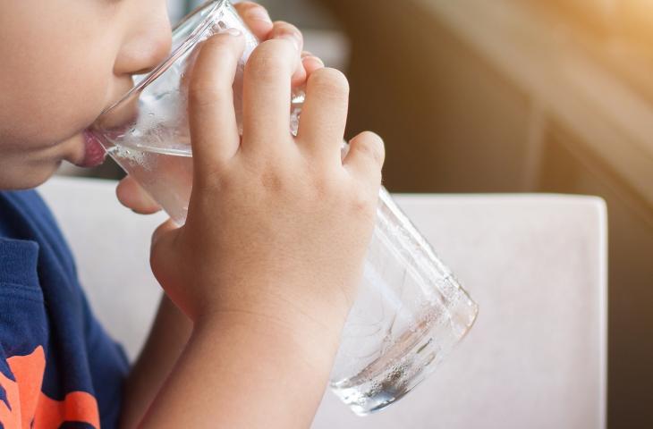 Bambini e idratazione: negli Usa uno su 2 non beve abbastanza 