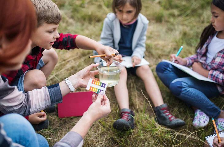 Kids Teaching Kids: Bambini Insegnano a Proteggere Corsi d’Acqua – In a Bottle