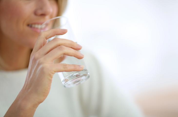 I benefici di bere acqua appena svegli, a stomaco vuoto per “lavare via” le tossine
