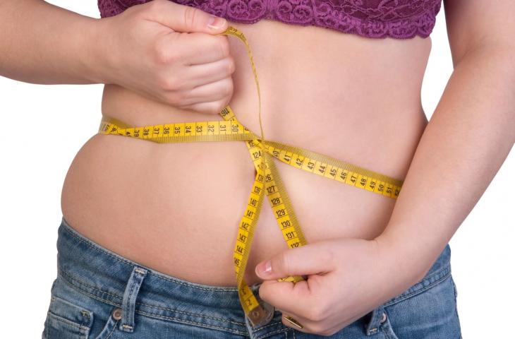Bere fa dimagrire? Tutto quello che c'è da sapere