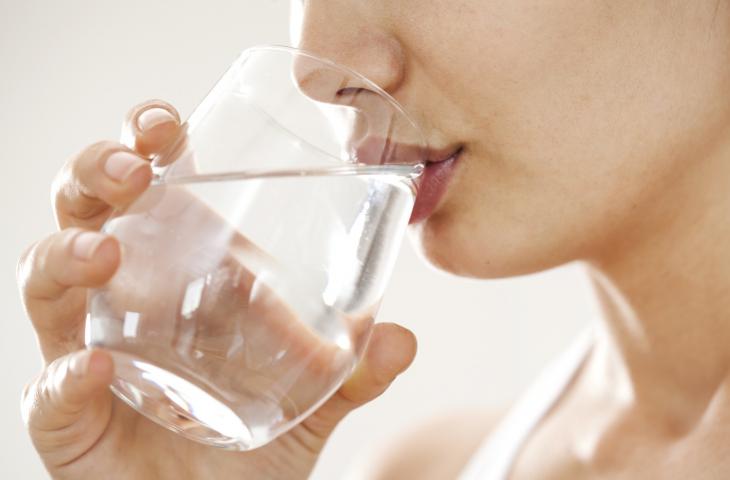 Bere poca acqua aumenta il rischio tosse – In a Bottle